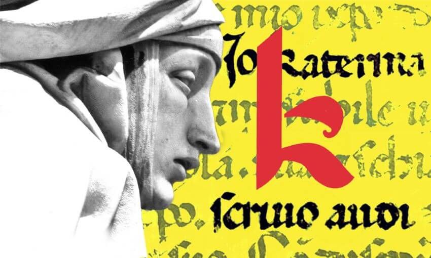 Steinbüste im Profil vor einer mittelalterlichen Handschrift mit den Worten „Io Katerina, serva“