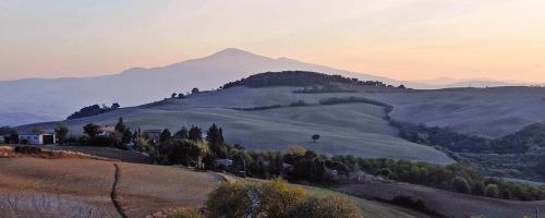 Toskanische Hügellandschaft mit Blick auf den Monte Amiata